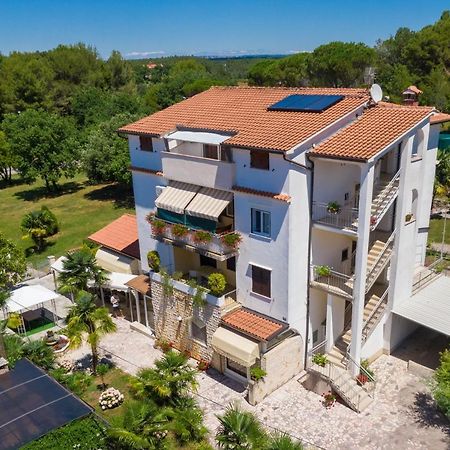 Apartments Lori Пореч Екстериор снимка