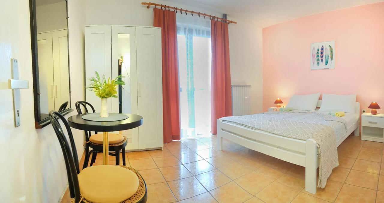 Apartments Lori Пореч Екстериор снимка