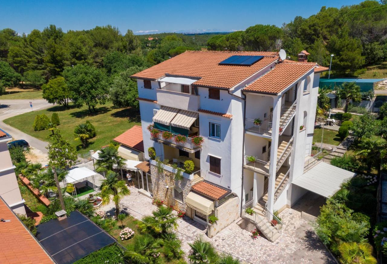 Apartments Lori Пореч Екстериор снимка